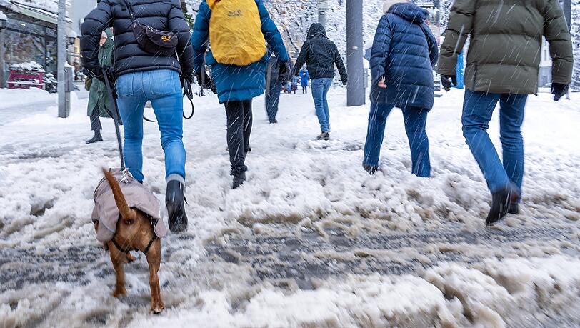 Nicht nur für Fußgänger werden die Wege in München dieser Tage zur Rutschpartie. Deshalb will der OB nun Salz streuen lassen.