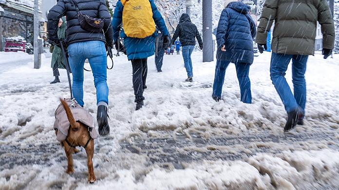 Nicht nur für Fußgänger werden die Wege in München dieser Tage zur Rutschpartie. Deshalb will der OB nun Salz streuen lassen.
