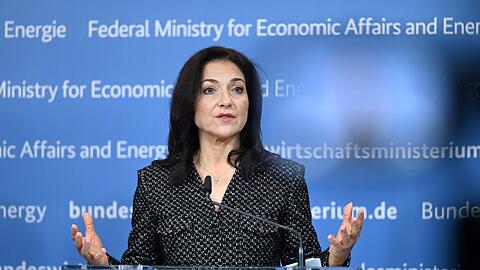 W&auml;hrend Vizekanzler Lars Klingbeil (SPD) Vertreter von Gewerkschaften und Arbeitgebern trifft, attackiert ihn Wirtschaftsministerin Katherina Reiche scharf. (Archivbild)