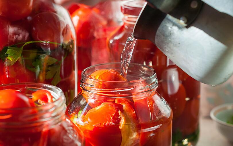 Einkochen geht auch im Backofen bei 140 Grad. Stellen Sie die Gläser dazu in einem Bräter in circa drei Zentimeter hohes Wasser. Die Dauer hängt vom Nahrungsmittel ab. Gläser mit Obst und Gemüse werden beim Einkochen mit Wasser aufgefüllt. Die Methode eignet sich aber auch für Suppen oder Soßen, Fleisch, Brot oder Kuchen. Nach dem Öffnen sollte auch dieses Glas im Kühlschrank stehen. Einkochen geht auch im Backofen bei 140 Grad. Stellen Sie die Gläser dazu in einem Bräter in circa drei Zentimeter hohes Wasser. Die Dauer hängt vom Nahrungsmittel ab. Gläser mit Obst und Gemüse werden beim Einkochen mit Wasser aufgefüllt. Die Methode eignet sich aber auch für Suppen oder Soßen, Fleisch, Brot oder Kuchen. Nach dem Öffnen sollte auch dieses Glas im Kühlschrank stehen.