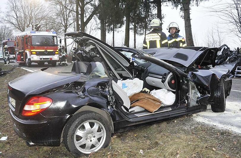 Die verletzten Insassen mussten von der Polizei aus den völlig demolierten Autos geschnitten werden.