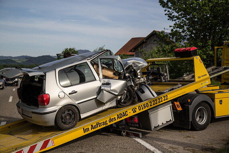 Schwer vorstellbar, dass der Fahrer dieses Wagens nahezu unverletzt blieb. Die Bilder vom Unfallort.