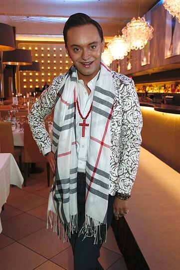 Aus dem Dschungel in den Glamour: Julian F. M. Stoeckel posiert beim "Ernsting's Family Fashion Dinner" im Rilano No.6 am Donnerstag für die Fotografen.