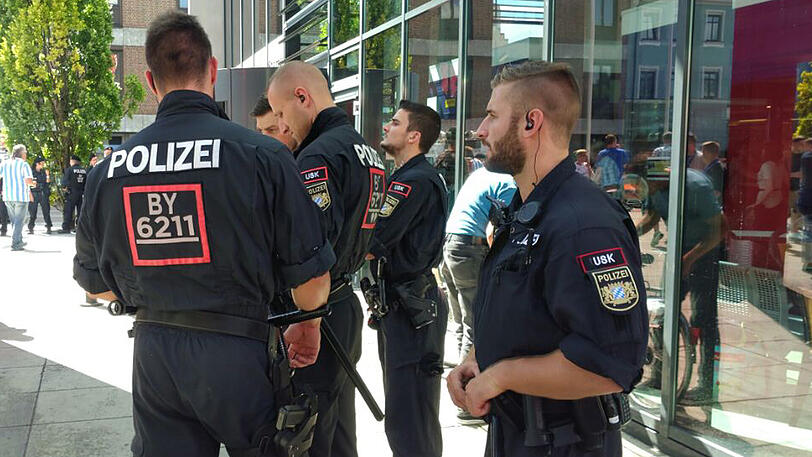 Ein Großaufgebot an Polizisten erwartet die Löwen-Fans am Donnerstagnachmittag bei der Ankunft in Memmingen. Die Bilder.