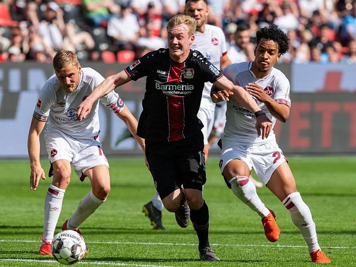Bayer-Profi Julian Brandt (M.) enteilt den Nürnbergern Sebastian Kerk (l) und Matheus Pereira.