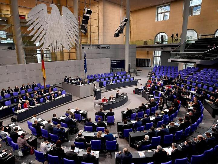 Der Bundestag hat die umstrittene Reform von Paragraf 219a beschlossen.