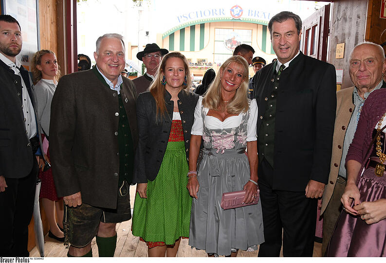 Christian Schottenhamel mit Frau Johanna Halser, Markus Söder mit Frau Karin Baumüller.