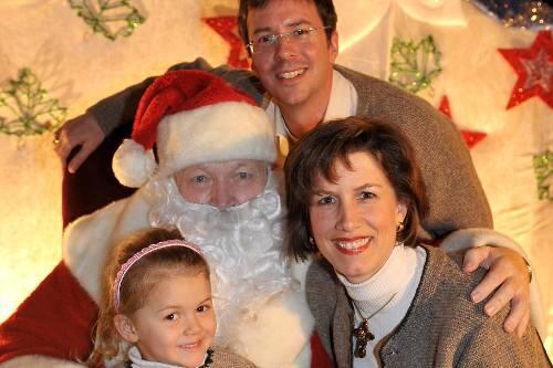 Zwischen Ken und Claudia funkte es beim Nikolaus auf der Kinderweihnacht. Töchterchen Gracia (3) macht das Glück perfekt.