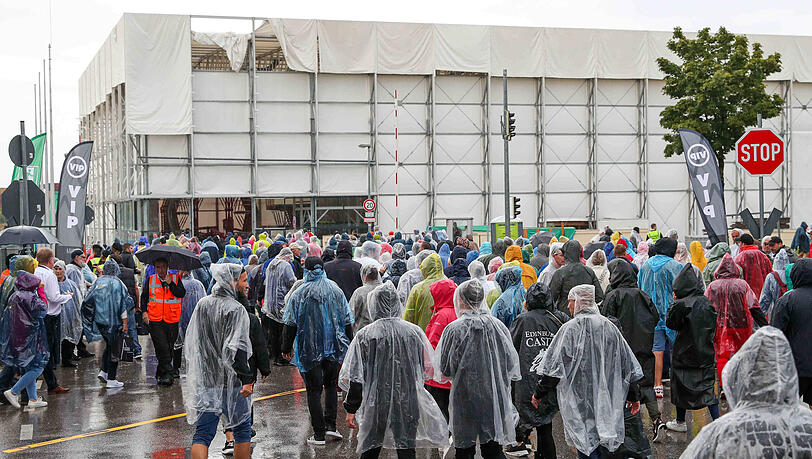 Regen kann die Open-Air-Saison immer begleiten, wie hier das Konzert von Helene Fischer im Jahr 2022. Auch der Juli 2025 endet im Regen, für den August sieht es ähnlich durchwachsen aus.