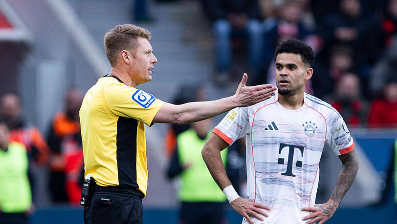 Verstand die Welt nicht mehr: Luis D&iacute;az wurde von Schiedsrichter Christian Dingert gegen Bayer Leverkusen wegen einer vermeintlichen Schwalbe des Feldes verwiesen.