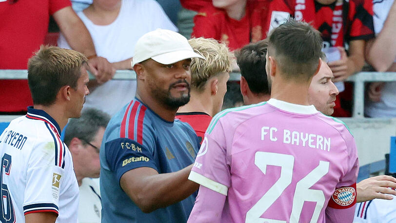 Vincent Kompany tröstet nach dem Spiel Keeper Sven Ulreich, dessen Patzer zum Siegtreffer der Wiesbadener geführt hatte. Vincent Kompany tröstet nach dem Spiel Keeper Sven Ulreich, dessen Patzer zum Siegtreffer der Wiesbadener geführt hatte.