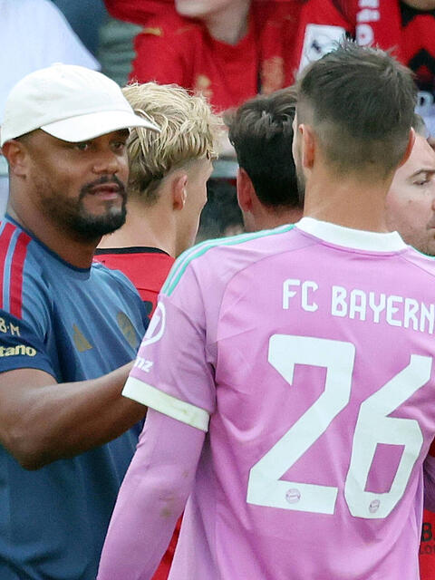 Vincent Kompany tr&ouml;stet nach dem Spiel Keeper Sven Ulreich, dessen Patzer zum Siegtreffer der Wiesbadener gef&uuml;hrt hatte.