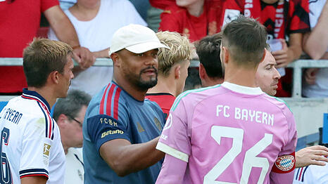 Vincent Kompany tr&ouml;stet nach dem Spiel Keeper Sven Ulreich, dessen Patzer zum Siegtreffer der Wiesbadener gef&uuml;hrt hatte.