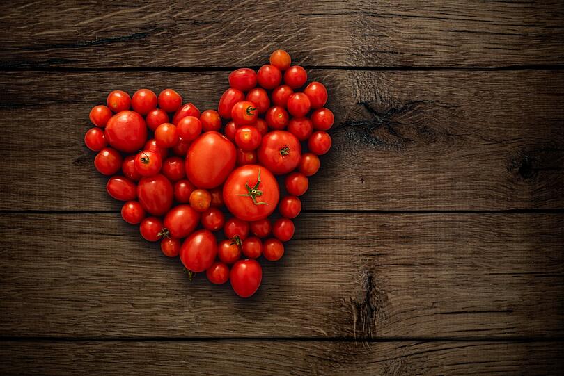 Nicht mehr als reine Zierpflanze galt die Tomate in S&uuml;deuropa erst um 1700. Damals entwickelte sich die Medizin weiter und die Ansicht &uuml;ber giftige Pflanzen &auml;nderte sich. Aus Italien kam die Tomate als gesch&auml;tztes Produkt aber erst um 1900 nach Deutschland. Schnell wurde die Tomate zum allt&auml;glichen Lebensmittel und fand sich vermehrt in Suppen, Gerichten und Salaten wieder.