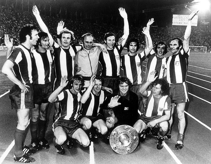 Die Spieler des FC Bayern München stellten sich am 28.06.1972 mit der eroberten Meisterschale für ein Mannschaftsfoto im Münchner Olympiastadion auf. Stehend (v.l.): Franz Beckenbauer, Wilhelm Hoffmann, Uli Hoeneß, Trainer Udo Lattek, Georg Schwarzenbeck, Gerd Müller, Franz Krauthausen, Franz Roth; Hockend: Rainer Zobel, Johnny Hansen, Sepp Maier, Paul Breitner.