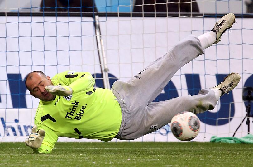 Gabor Kiraly NOTE 2: Warf sich zwischen Ball und Buballa (12.), parierte sensationell gegen Junglas (17.). Auch später fehlerlos. Trug seinen Teil zum souveränen Heim-Sieg bei.