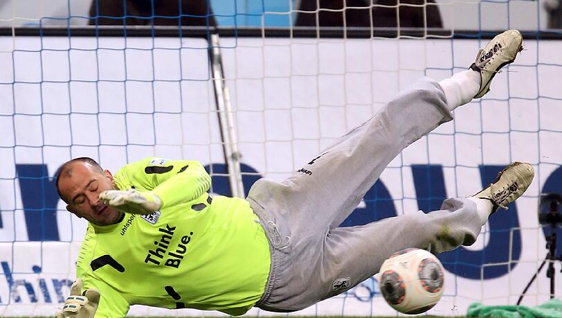 Gabor Kiraly NOTE 2: Warf sich zwischen Ball und Buballa (12.), parierte sensationell gegen Junglas (17.). Auch später fehlerlos. Trug seinen Teil zum souveränen Heim-Sieg bei. Gabor Kiraly NOTE 2: Warf sich zwischen Ball und Buballa (12.), parierte sensationell gegen Junglas (17.). Auch später fehlerlos. Trug seinen Teil zum souveränen Heim-Sieg bei.