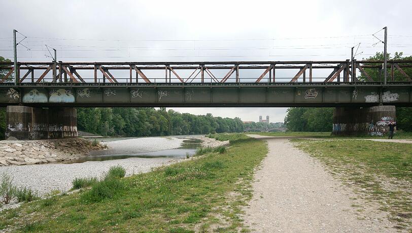 Soll für Fußgänger und Radfahrer freigegeben werden: die Braunauer Eisenbahnbrücke an der Isar. Soll für Fußgänger und Radfahrer freigegeben werden: die Braunauer Eisenbahnbrücke an der Isar.