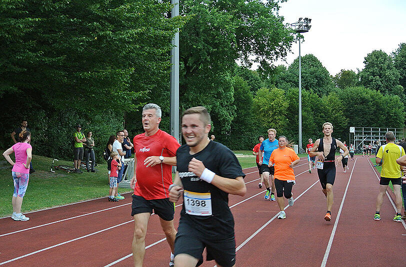 Der Sommernachtslauf im Olympiapark konnte mit 1.900 Teilnehmern einen neuen Rekord verbuchen. Klicken Sie sich durch die Bilderstrecke.