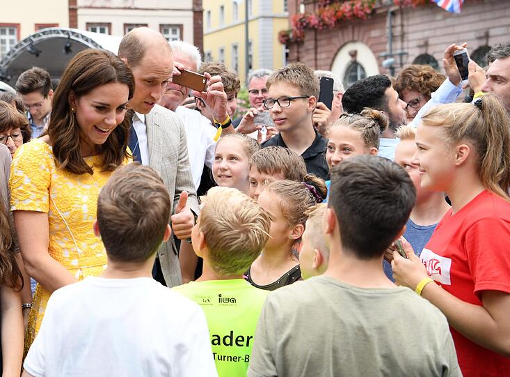 Der britische Prinz William und seine Frau Herzogin Kate formen auf dem Marktplatz in Heidelberg Brezeln