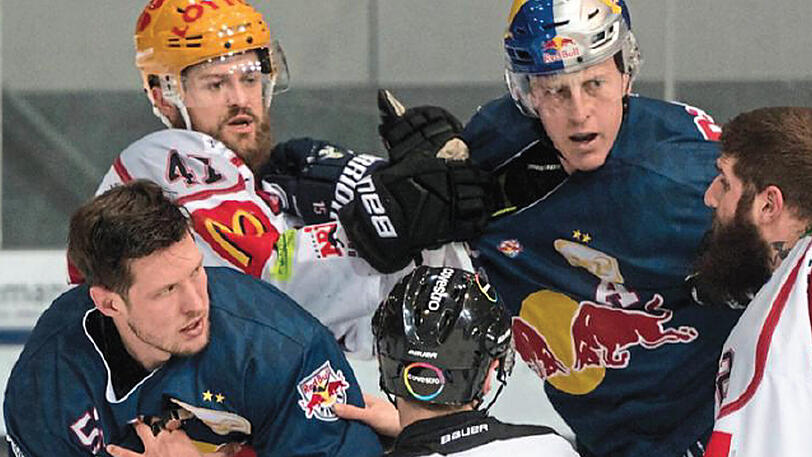 Niedergekämpft und niedergeschlagen: Der EHC München verliert gegen Bremerhaven mit 3:4 nach Verlängerung.