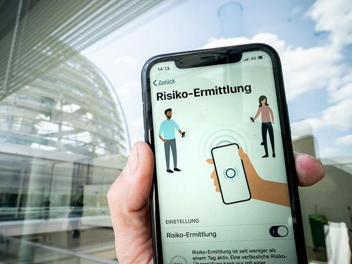 Mithilfe der Corona-Warn-App werden Bürger benachrichtigt, sollten Sie sich in der Nähe eines am Corona-Virus erkrankten aufgehalten haben, wenn dieser die App ebenso installiert hatte und seine Erkrankung meldet.
