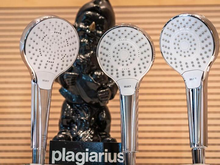 Nebeneinander auf der Messe Ambiente bei einer Pressekonferenz für den Negativ-Preis "Plagiarius" (M) sieht man das Original der Handbrause Croma Select der Firma Hansgrohe aus Schiltach neben zwei Plagiaten (M und r), die beide aus chinesischer Produktion stammen.
