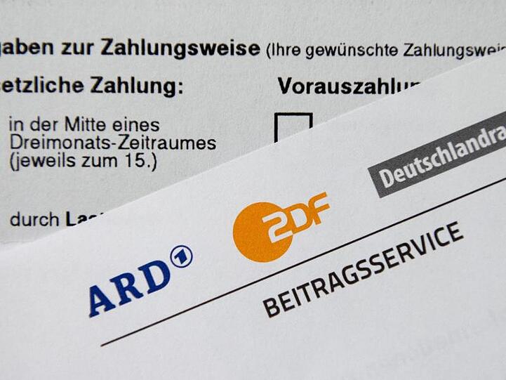 Beim Rundfunkbeitrag wird ein neues Modell diskutiert, bei dem sich die Beitragshöhe an der Preisentwicklung orientieren könnte.