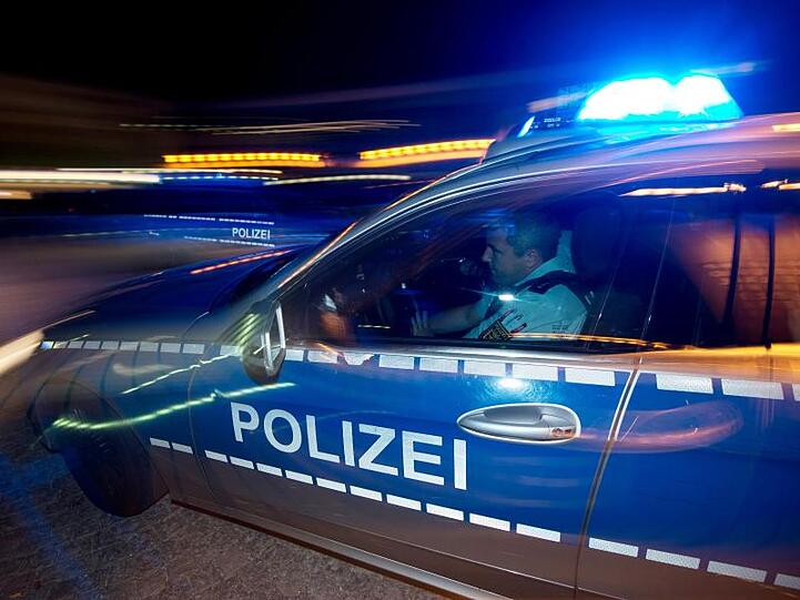 Eine Polizeistreife fährt zu einem Einsatz. Foto: Patrick Seeger/dpa/Symbolbild