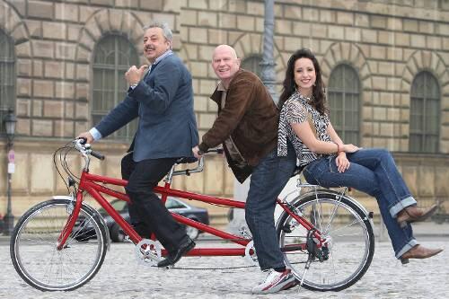 Das &bdquo;Stubbe&ldquo;-Team sportlich auf dem Münchner Max-Joseph-Platz: Wolfgang Stumph, Ermittler-Kollege Lutz Mackensy und Stephanie Stumph (von links).