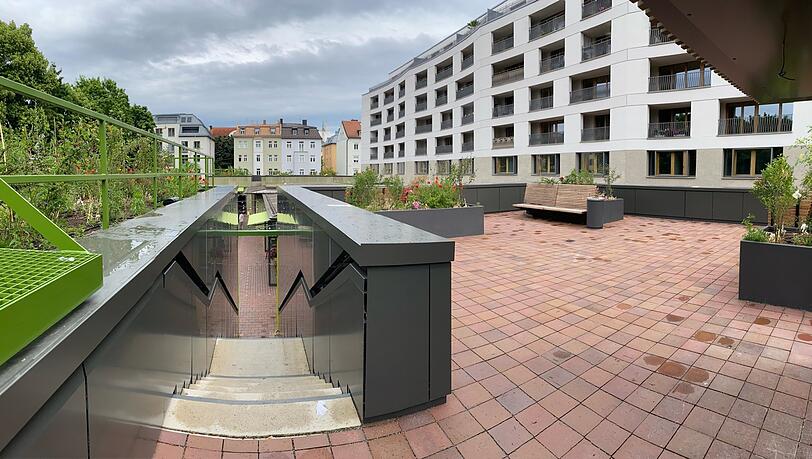 Holzbänke, grüne Stauden und viel Platz: Neben dem Standl der "Focacceria" am Elisabethmarkt führt ein Treppenaufgang auf diese Dachterrasse.