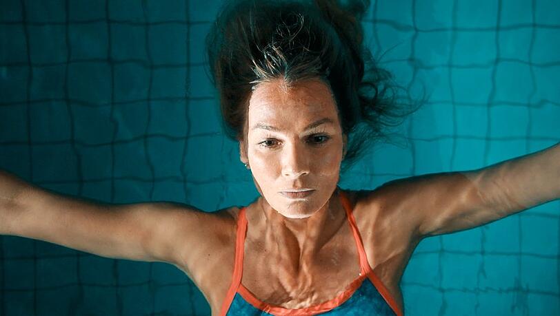 In "Being Franziska van Almsick" gewährt der einstige Schwimmstar ehrliche Einblicke zwischen "Wunderkind" und "Goldfluch".