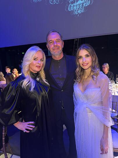 Daniel Bauer, Technischer Direktor der Staatsoper, zwischen Phoebe Rocchi (l.) und Cathy Hummels. Daniel Bauer, Technischer Direktor der Staatsoper, zwischen Phoebe Rocchi (l.) und Cathy Hummels.
