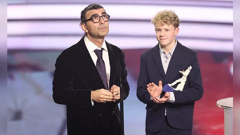 Fatih Akin und "Amrum"-Hauptdarsteller Jasper Billerbeck beim Bayerischen Filmpreis.