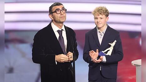 Fatih Akin und "Amrum"-Hauptdarsteller Jasper Billerbeck beim Bayerischen Filmpreis.