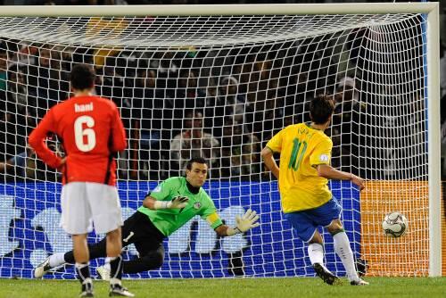 Rettet mit seinem Elmeter Brasilien den Sieg: Kaka (10).