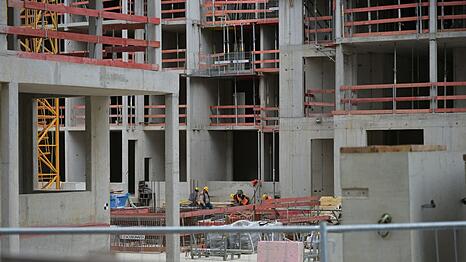 Im neuen M&uuml;nchner Stadtteil Freiham entstehen derzeit noch neue H&auml;user, doch werden sowohl in der Landeshauptstadt als auch im &uuml;brigen Bayern weiter zu wenige Wohnungen gebaut. (Archivbild)