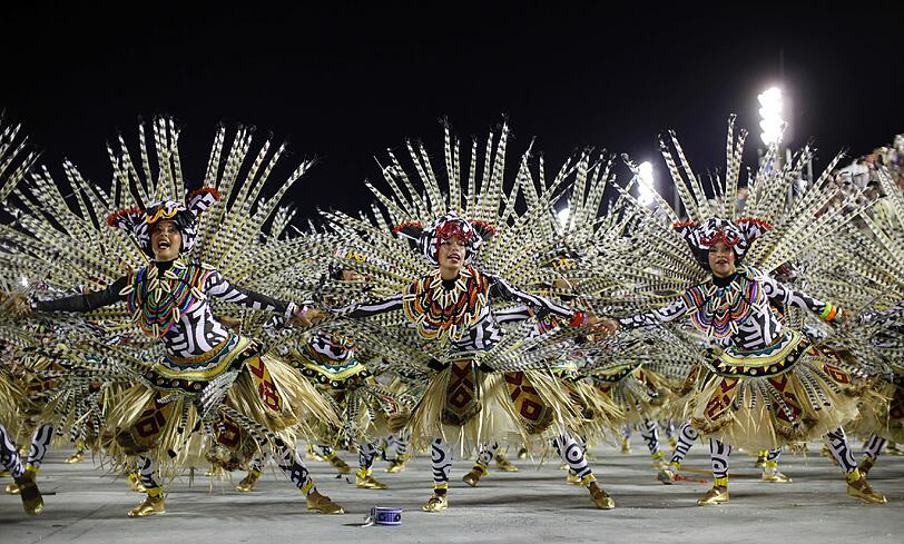 In der Stadt am Zuckerhut ist der "Carnaval 2012" auf seinem Höhepunkt: Zehntausende Tänzer, Tänzerinnen und Trommler zogen in der Nacht zum Dienstag erneut mit riesigen Motivwagen durch Rios Sambódromo an begeisterten Zuschauern vorbei - sehen Sie hier die Bilder...