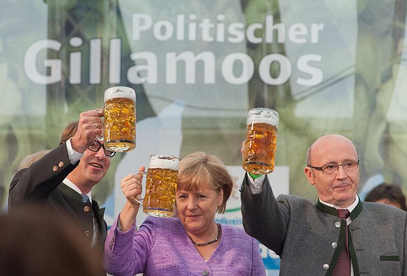 Oans, zwoa, gsuffa. Auf dem Gillamooser Volksfest pflegt Angela Merkel bayerische Gewohnheiten.
