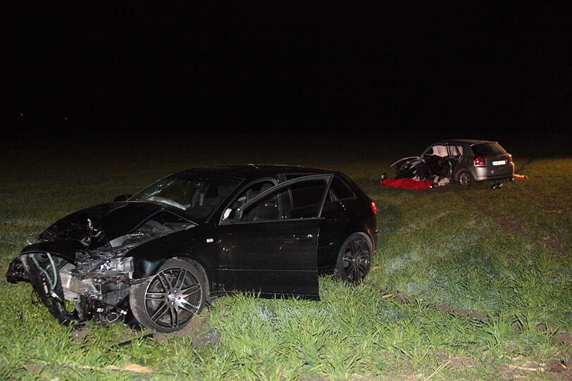 Horror-Unfall im Landkreis Erding: Ein Ehepaar stirbt nach einem Zusammenstoß mit einem 26-jährigen Autofahrer. Der Mann wird leicht verletzt. Die Ursache des Unfalls, der sich am späten Mittwochnachmittag ereignete, ist noch unklar. Hier sehen Sie die Bilder vom Unfallort.