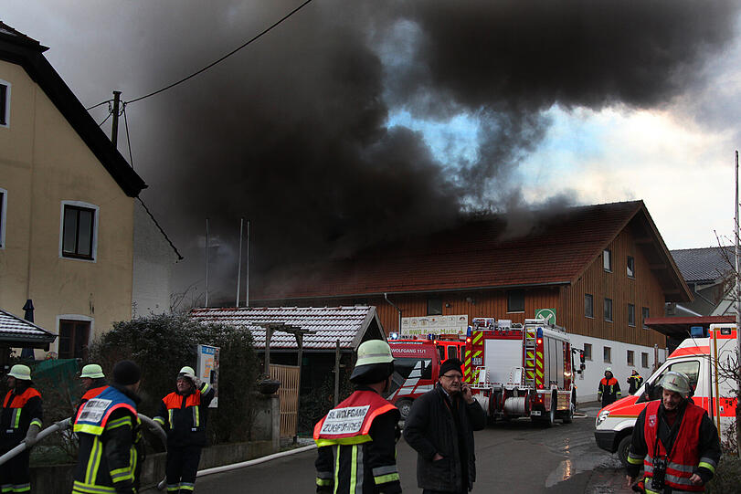 Brand in einer Lagerhalle in St. Wolfgang. Wir haben die Bilder...