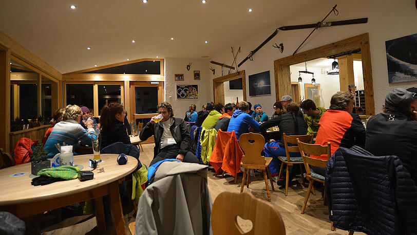 Bei einer halben Bier in Andis Hirschbergstüberl lassen die Wintersportler ihre Afterworktour ausklingen, bevor es mit dem Bus wieder zurück nach München geht.