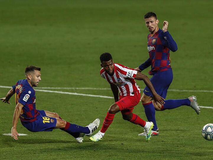 Jordi Alba (l) und Clement Lenglet (r) vom FC Barcelona gegen Thomas Lemar von Atletico Madrid.