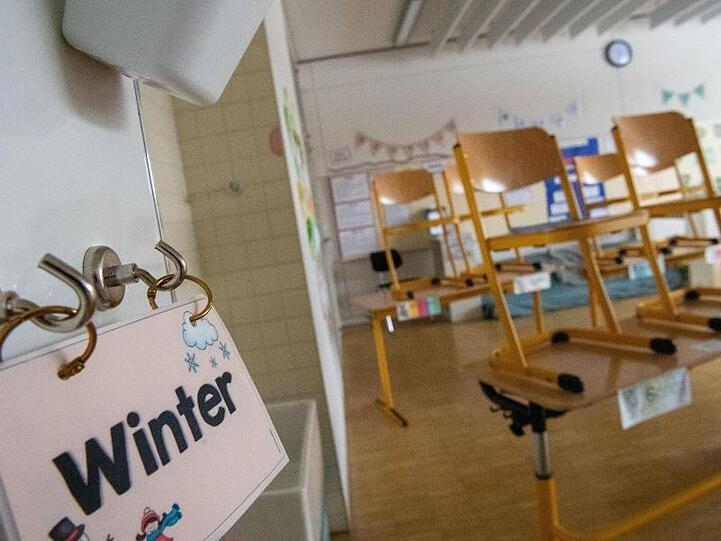 Ein Schild "Winter" hängt in einem Klassenzimmer. Foto: Lino Mirgeler