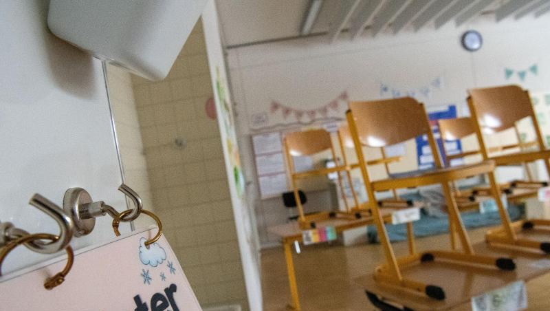 Ein Schild "Winter" hängt in einem Klassenzimmer. Foto: Lino Mirgeler Ein Schild "Winter" hängt in einem Klassenzimmer. Foto: Lino Mirgeler