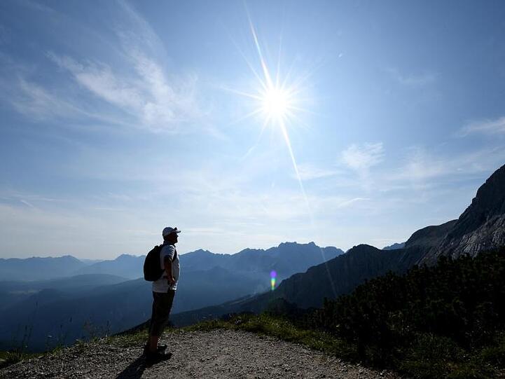 Ein Wanderer nutzt das sonnige Wetter im Wetterstein-Gebirge. Foto: Angelika Warmuth/Archivbild