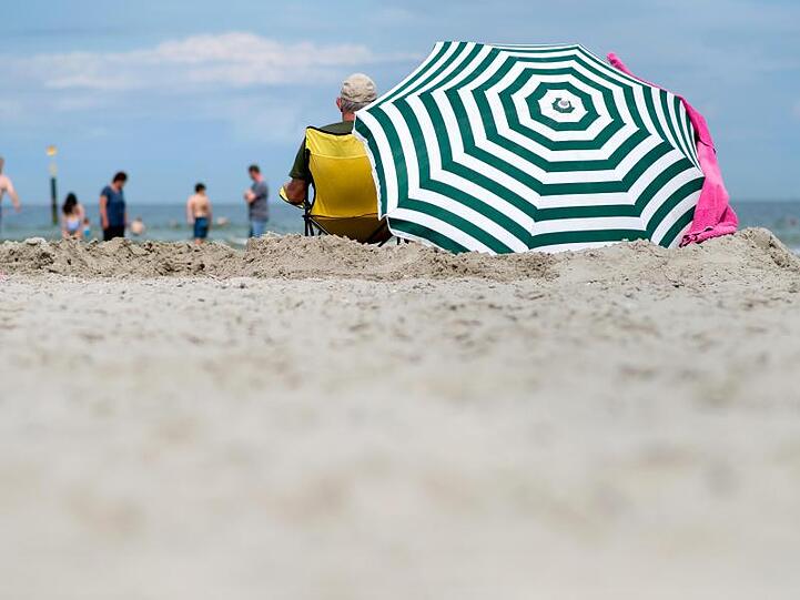 Der Strand könnte voller sein: Laut einer Studie geht jeder Zweite in Sachen Urlaubsgeld leer aus.
