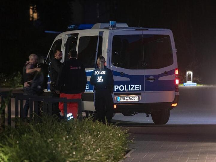 Polizisten bringen den Mann aus Ghana in ein Polizeifahrzeug, den ein Spezialeinsatzkommando in Wismar überwältigt hatte.