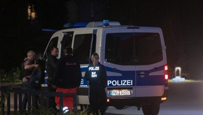 Polizisten bringen den Mann aus Ghana in ein Polizeifahrzeug, den ein Spezialeinsatzkommando in Wismar überwältigt hatte. Polizisten bringen den Mann aus Ghana in ein Polizeifahrzeug, den ein Spezialeinsatzkommando in Wismar überwältigt hatte.