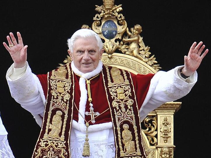 Papst Benedikt XVI. spendet bden Segen "Urbi et orbi"
